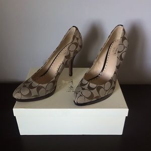 Women’s size 9 coach CAYA khaki pumps